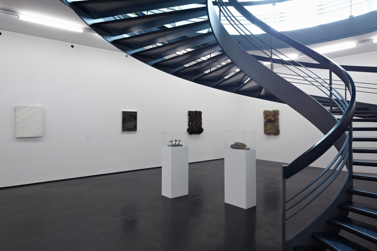 Ausstellungsansicht mit verschiedenen Kunstwerken im Aargauer Kunsthaus