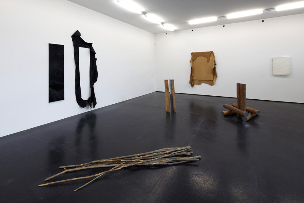 Ausstellungsansicht mit verschiedenen Kunstwerken im Aargauer Kunsthaus