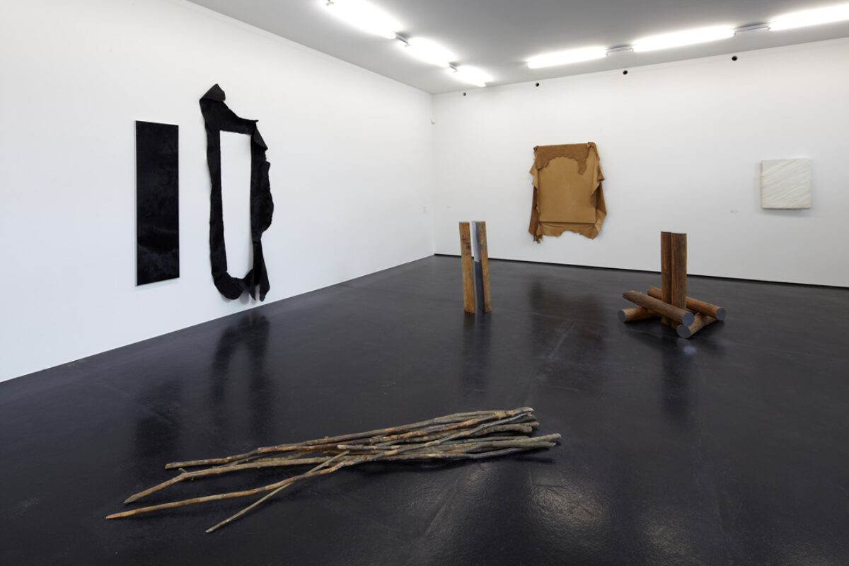 Ausstellungsansicht mit verschiedenen Kunstwerken im Aargauer Kunsthaus