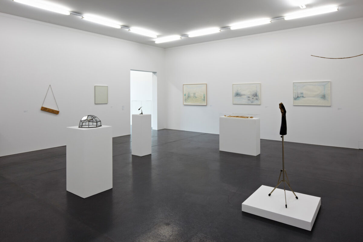 Ausstellungsansicht mit verschiedenen Kunstwerken im Aargauer Kunsthaus