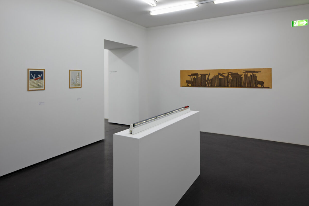 Ausstellungsansicht mit verschiedenen Kunstwerken im Aargauer Kunsthaus