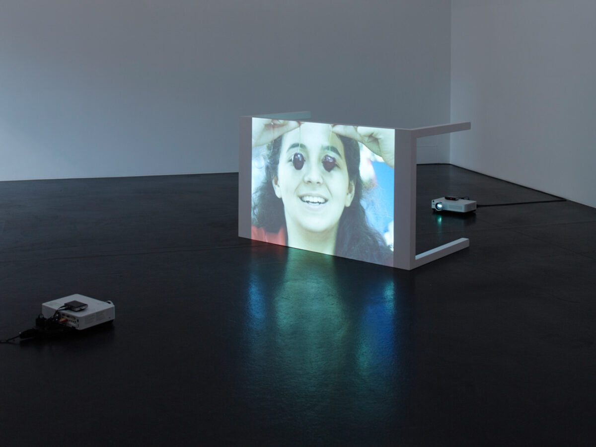 Ausstellungsansicht mit verschiedenen Kunstwerken im Aargauer Kunsthaus