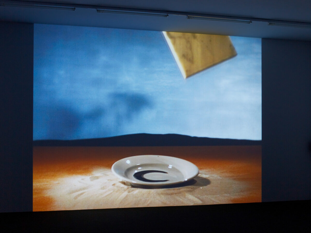 Ausstellungsansicht mit verschiedenen Kunstwerken im Aargauer Kunsthaus