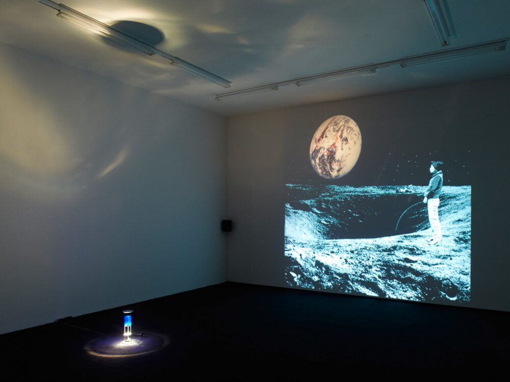 Ausstellungsansicht mit verschiedenen Kunstwerken im Aargauer Kunsthaus