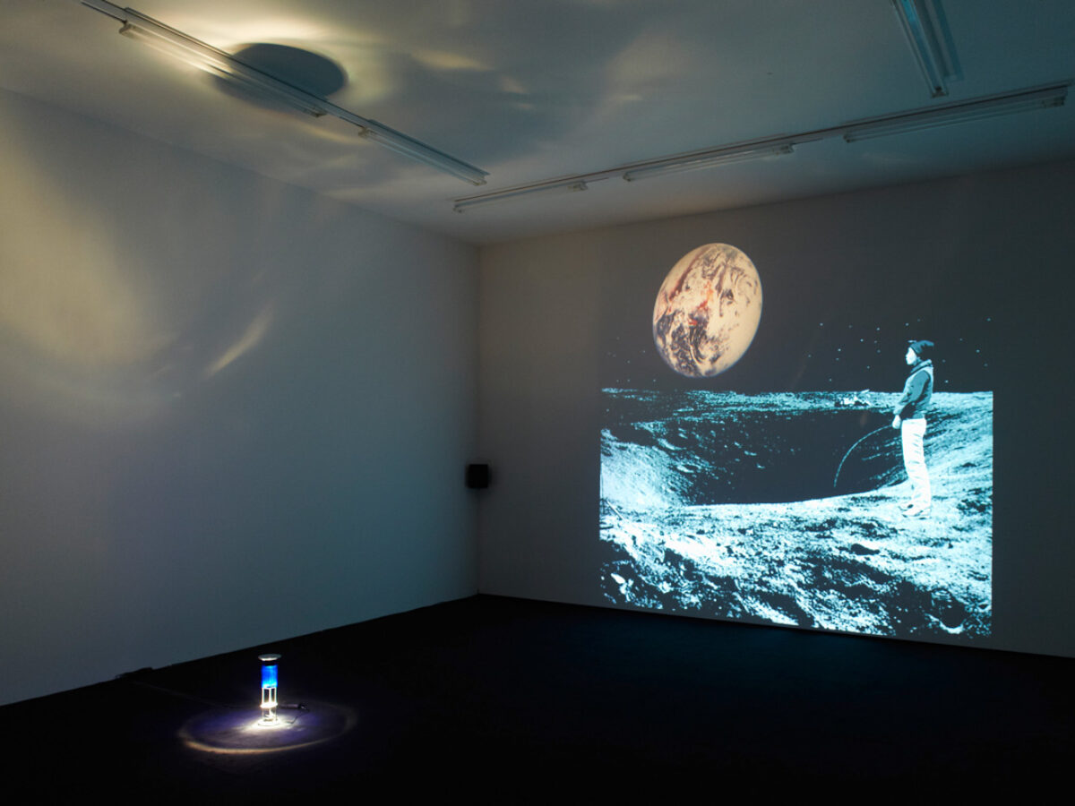 Ausstellungsansicht mit verschiedenen Kunstwerken im Aargauer Kunsthaus