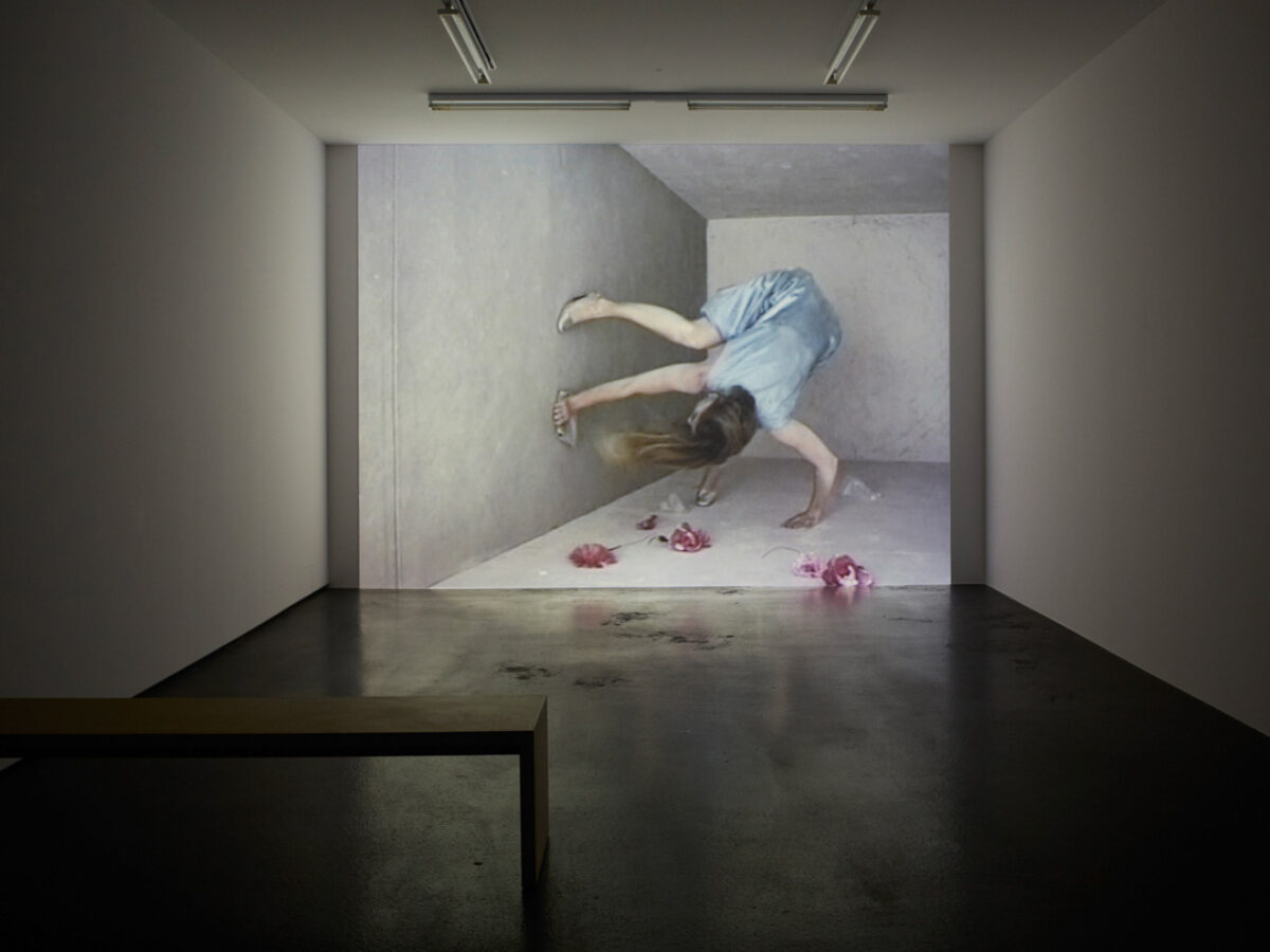 Ausstellungsansicht mit verschiedenen Kunstwerken im Aargauer Kunsthaus