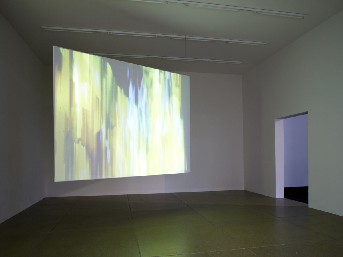 Ausstellungsansicht mit verschiedenen Kunstwerken im Aargauer Kunsthaus