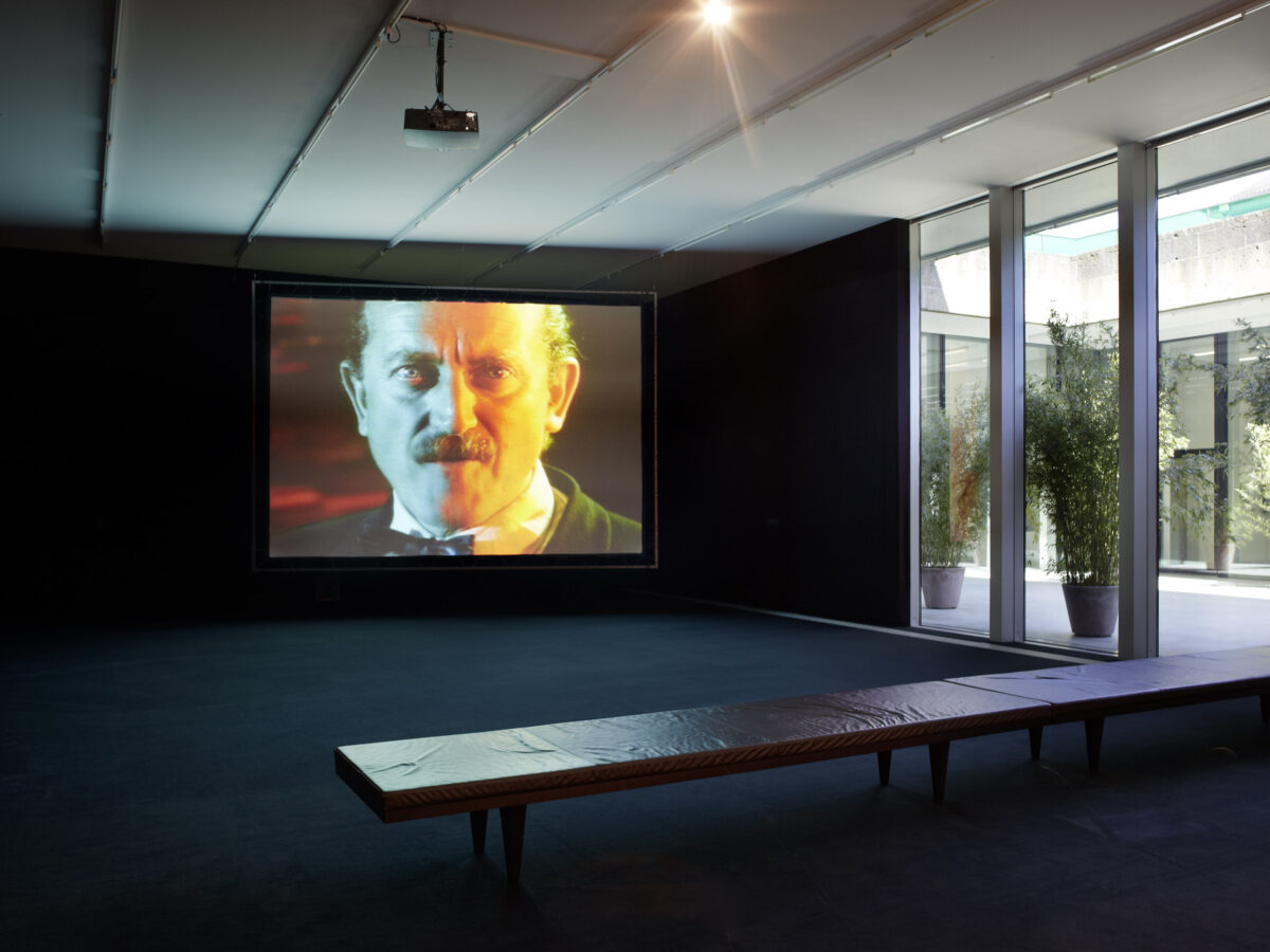 Ausstellungsansicht mit verschiedenen Kunstwerken im Aargauer Kunsthaus