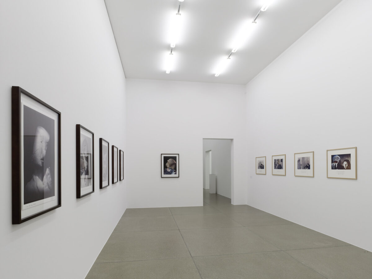 Ausstellungsansicht mit verschiedenen Kunstwerken im Aargauer Kunsthaus