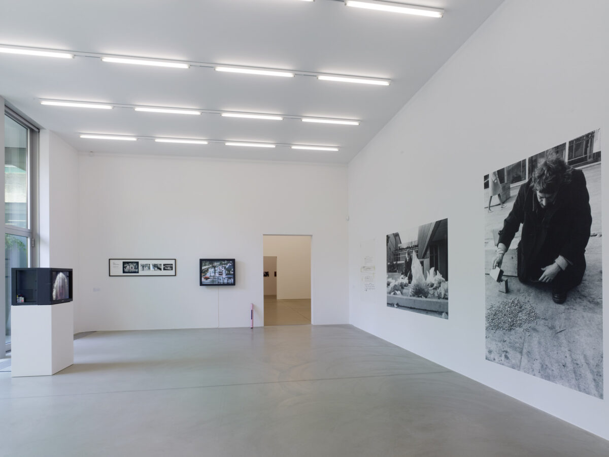 Ausstellungsansicht mit verschiedenen Kunstwerken im Aargauer Kunsthaus