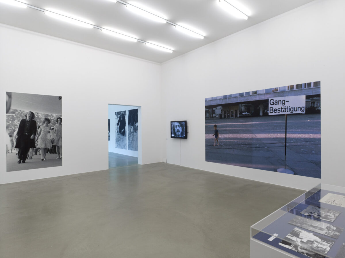 Ausstellungsansicht mit verschiedenen Kunstwerken im Aargauer Kunsthaus