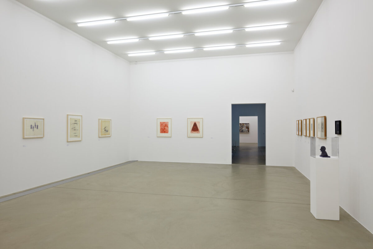 Ausstellungsansicht mit verschiedenen Kunstwerken im Aargauer Kunsthaus