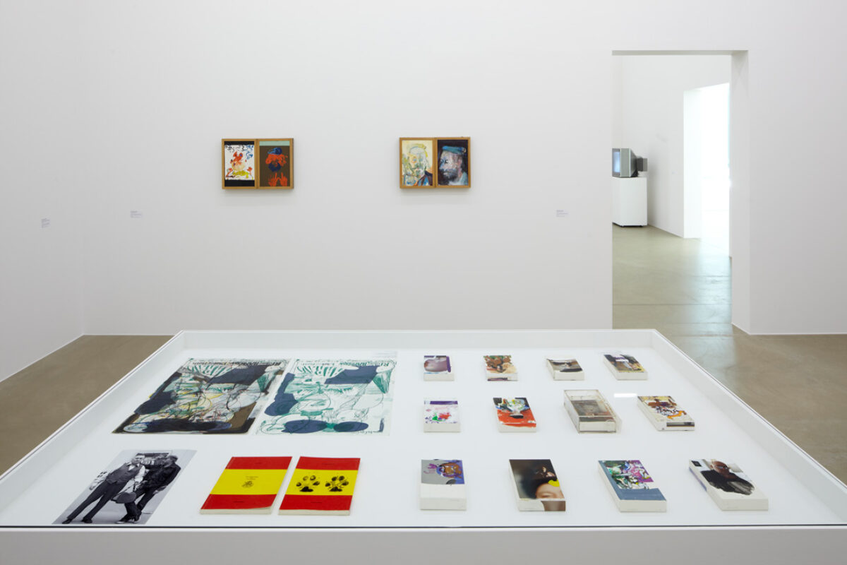 Ausstellungsansicht mit verschiedenen Kunstwerken im Aargauer Kunsthaus