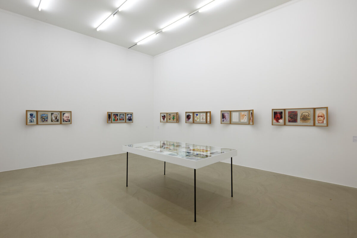 Ausstellungsansicht mit verschiedenen Kunstwerken im Aargauer Kunsthaus