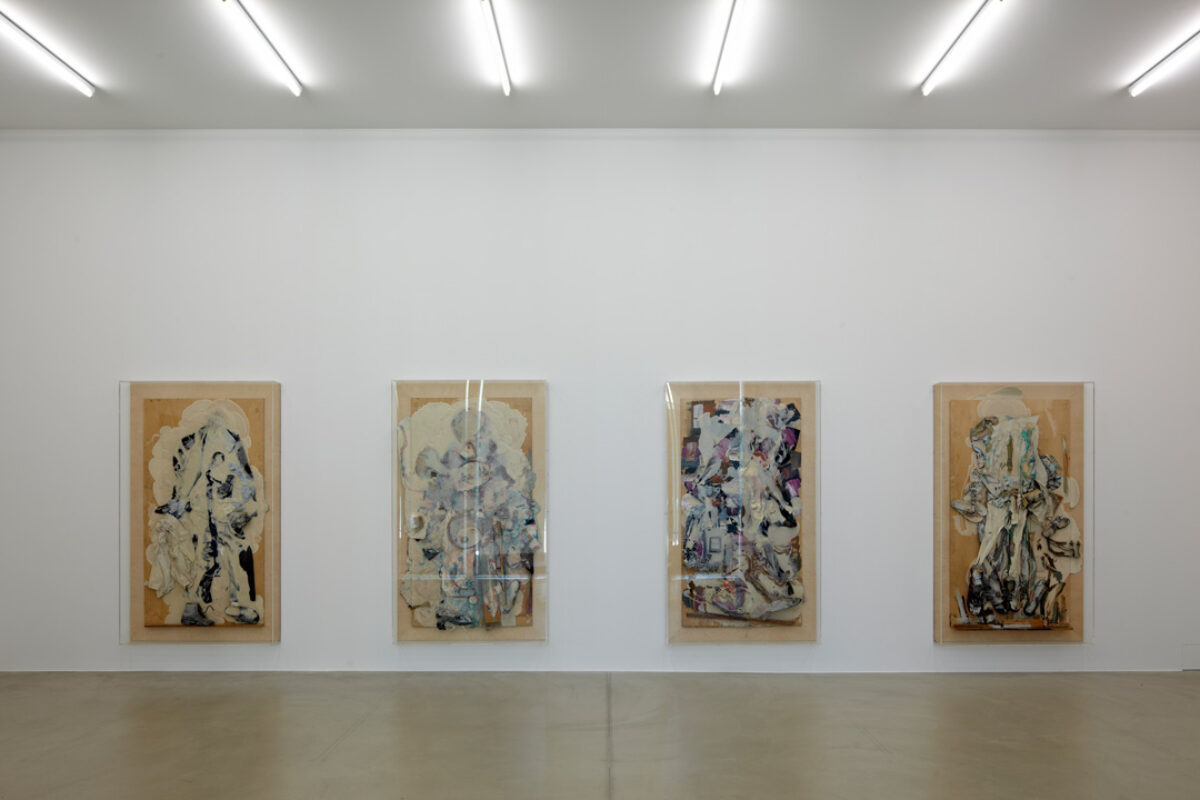 Ausstellungsansicht mit verschiedenen Kunstwerken im Aargauer Kunsthaus