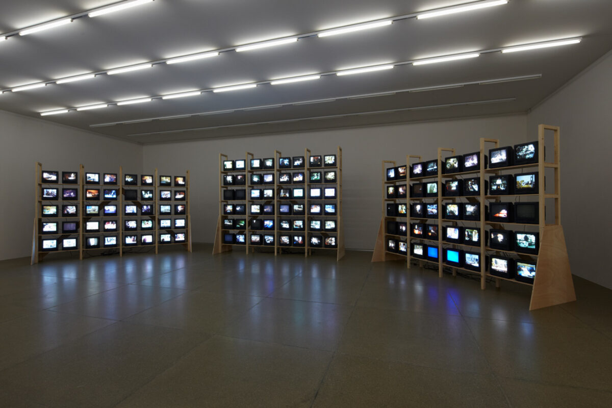 Ausstellungsansicht mit verschiedenen Kunstwerken im Aargauer Kunsthaus