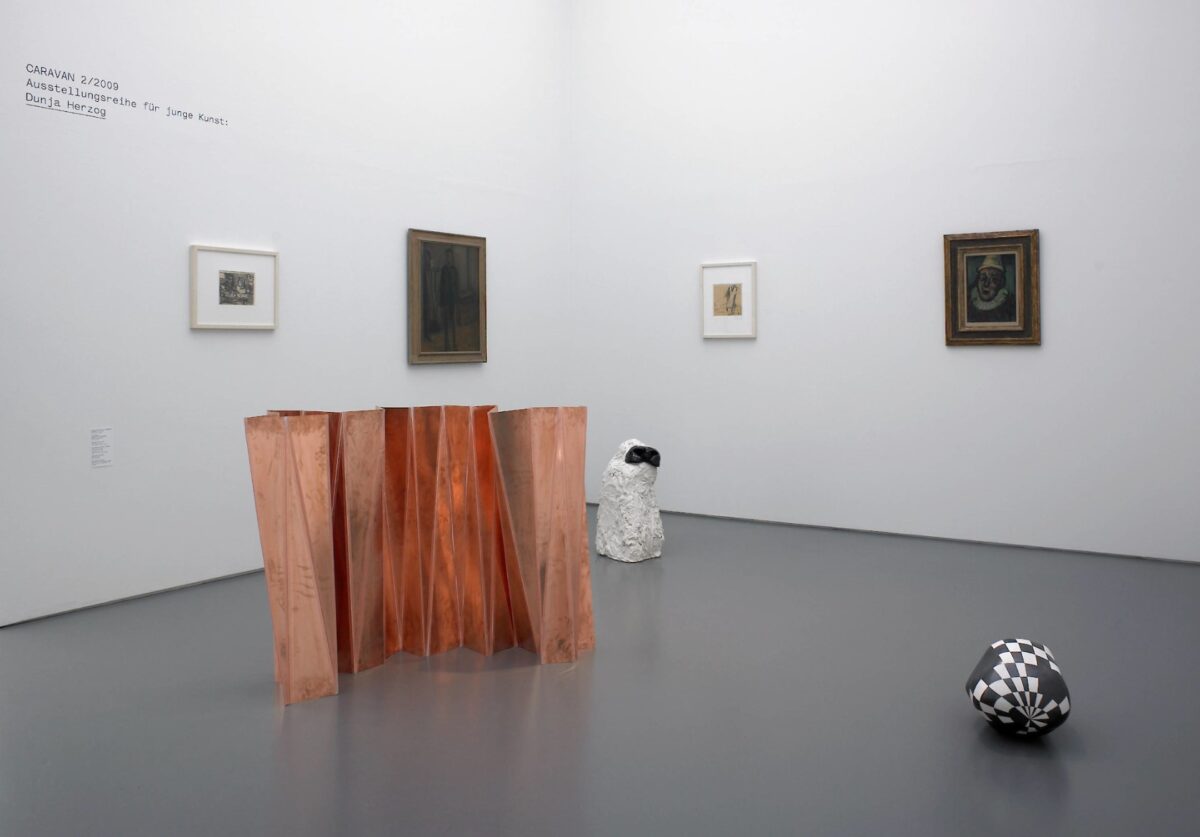 Ausstellungsansicht mit verschiedenen Kunstwerken im Aargauer Kunsthaus