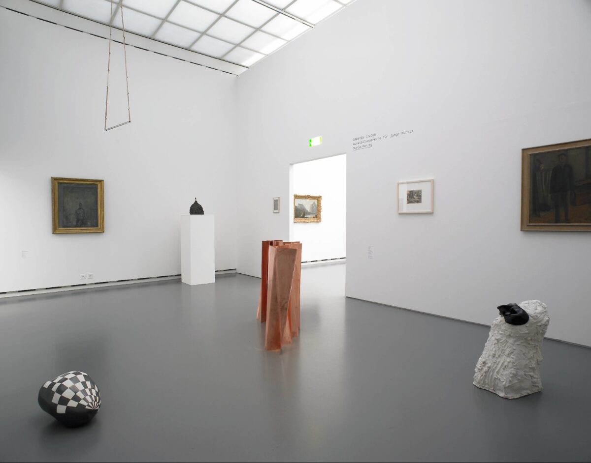 Ausstellungsansicht mit verschiedenen Kunstwerken im Aargauer Kunsthaus