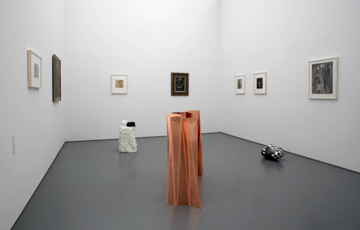 Ausstellungsansicht mit verschiedenen Kunstwerken im Aargauer Kunsthaus