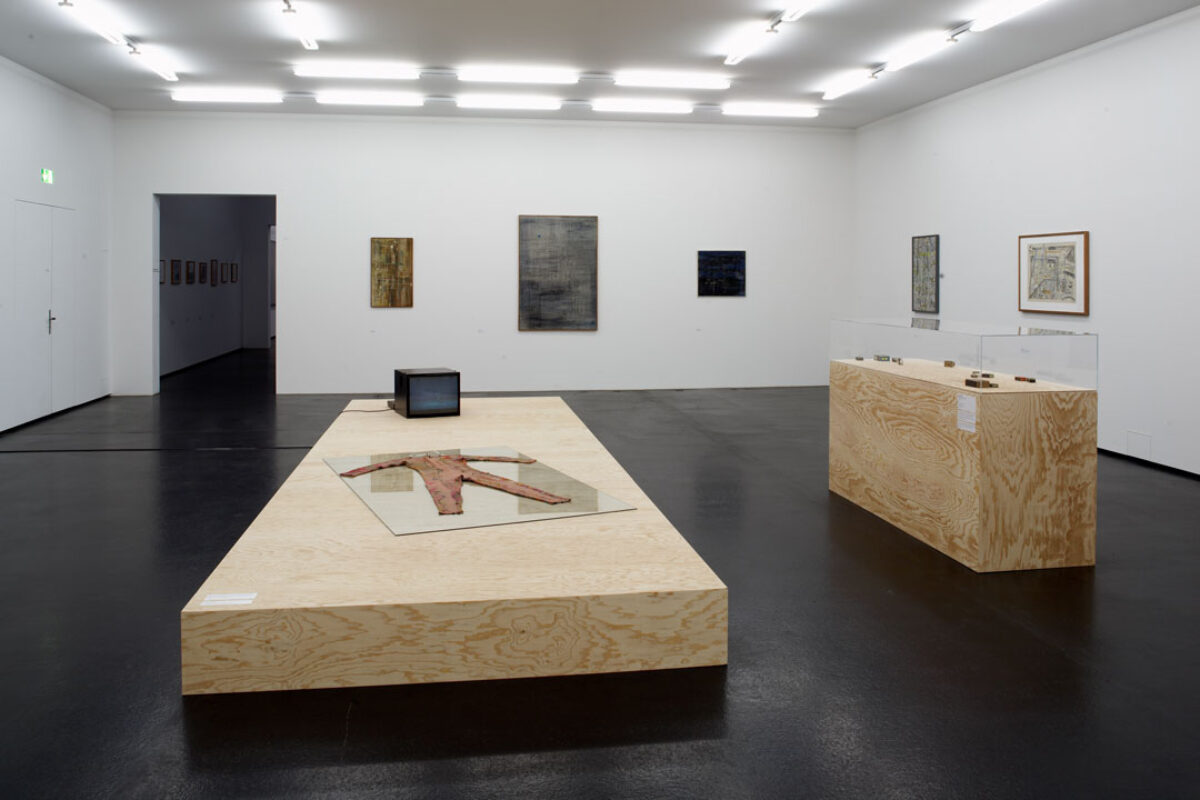 Ausstellungsansicht mit verschiedenen Kunstwerken im Aargauer Kunsthaus