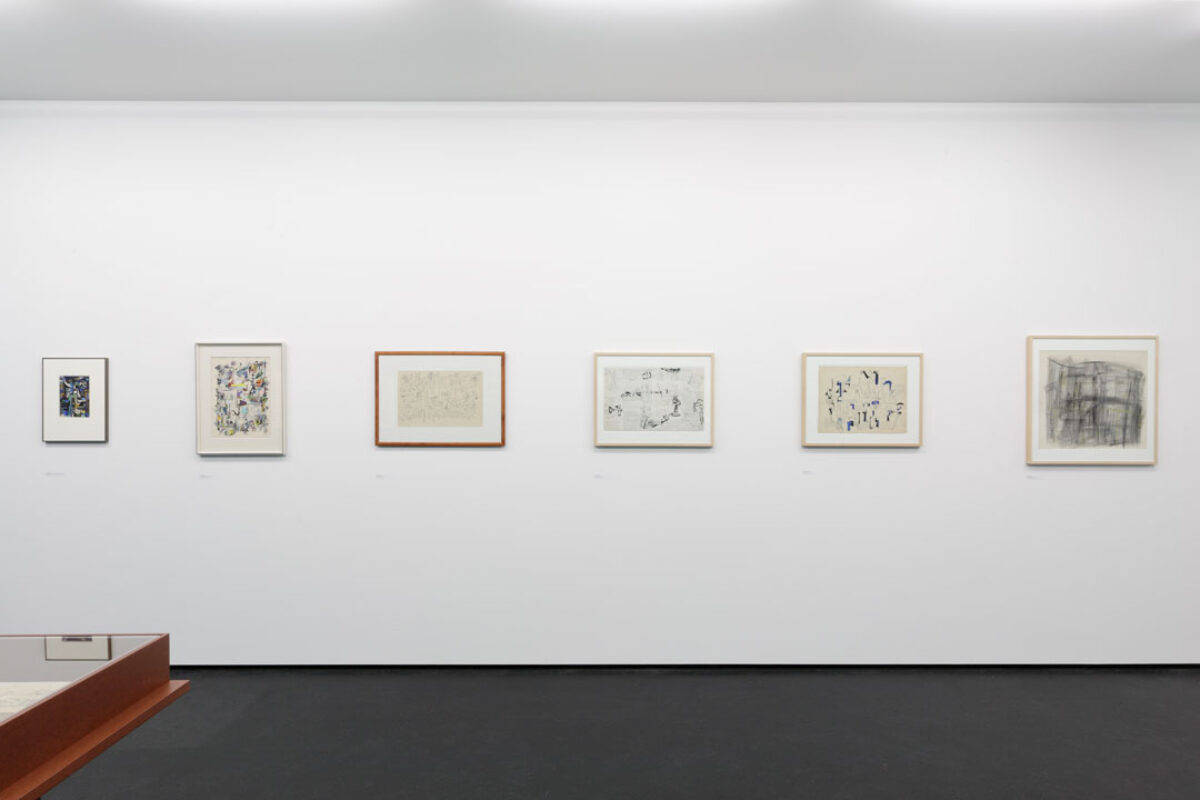 Ausstellungsansicht mit verschiedenen Kunstwerken im Aargauer Kunsthaus