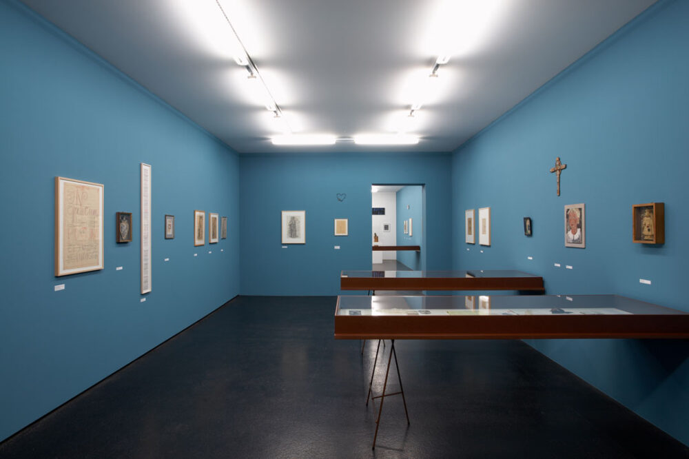 Ausstellungsansicht mit verschiedenen Kunstwerken im Aargauer Kunsthaus