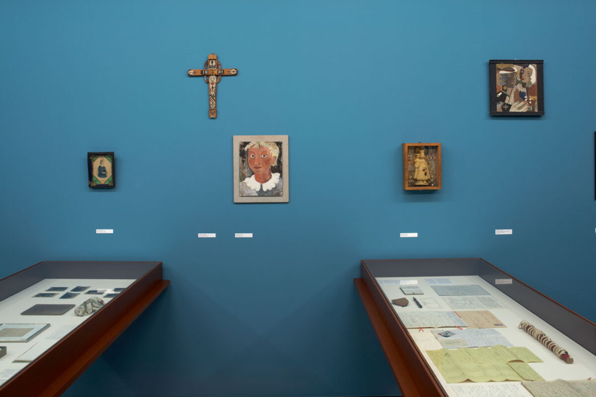 Ausstellungsansicht mit verschiedenen Kunstwerken im Aargauer Kunsthaus