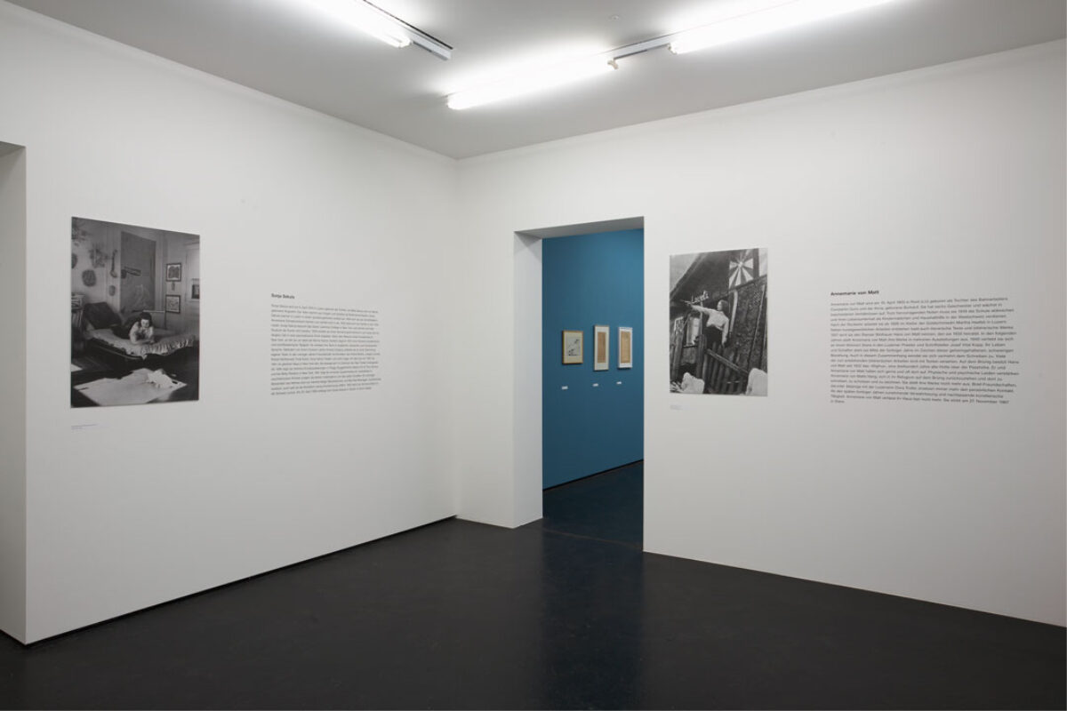 Ausstellungsansicht mit verschiedenen Kunstwerken im Aargauer Kunsthaus