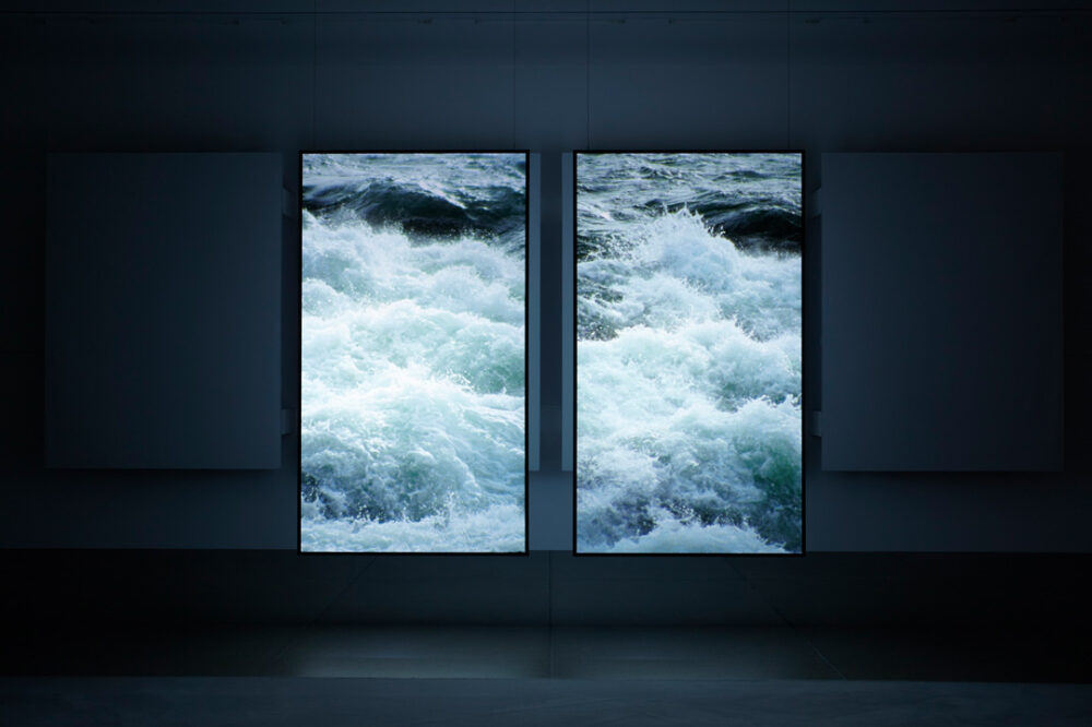 Ausstellungsansicht mit verschiedenen Kunstwerken im Aargauer Kunsthaus