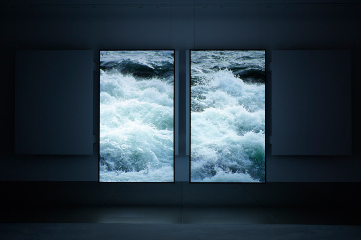 Ausstellungsansicht mit verschiedenen Kunstwerken im Aargauer Kunsthaus