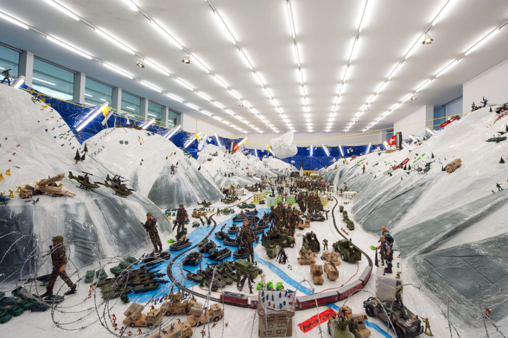 Ausstellungsansicht mit verschiedenen Kunstwerken im Aargauer Kunsthaus