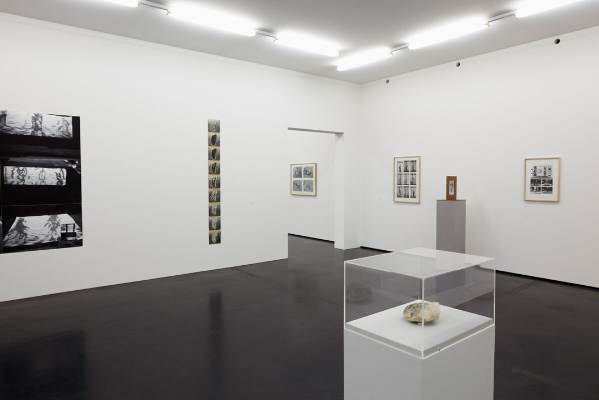 Ausstellungsansicht mit verschiedenen Kunstwerken im Aargauer Kunsthaus