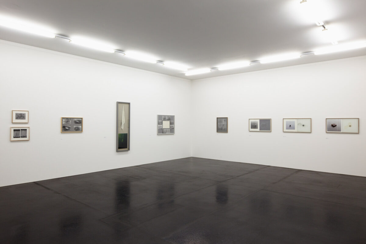 Ausstellungsansicht mit verschiedenen Kunstwerken im Aargauer Kunsthaus