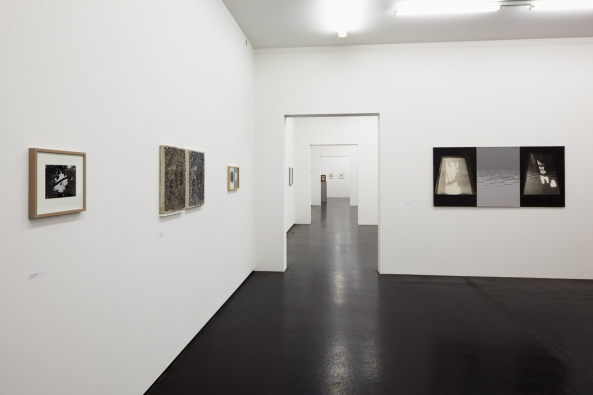 Ausstellungsansicht mit verschiedenen Kunstwerken im Aargauer Kunsthaus