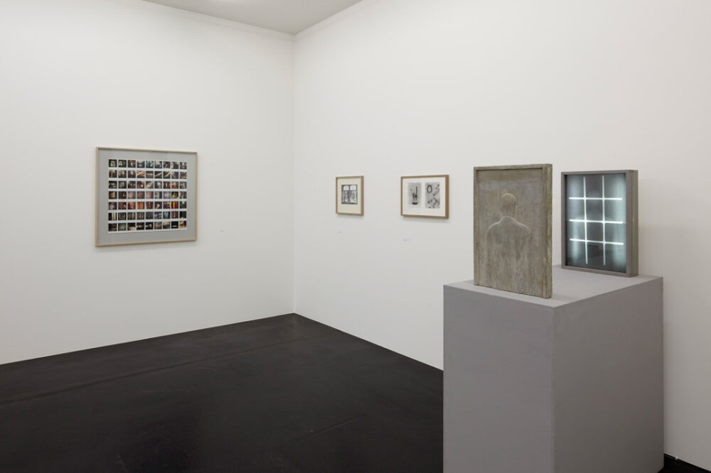 Ausstellungsansicht mit verschiedenen Kunstwerken im Aargauer Kunsthaus