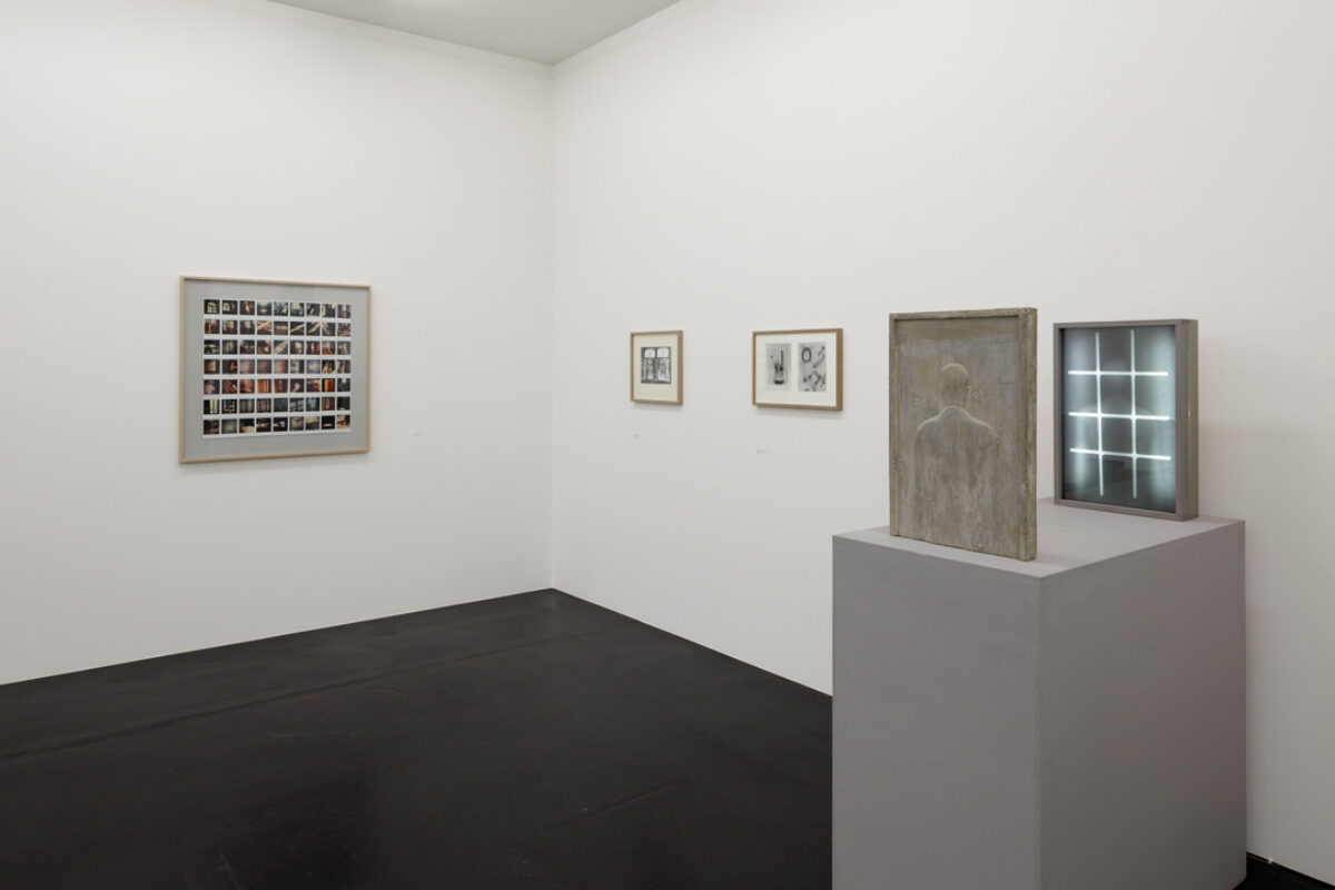 Ausstellungsansicht mit verschiedenen Kunstwerken im Aargauer Kunsthaus