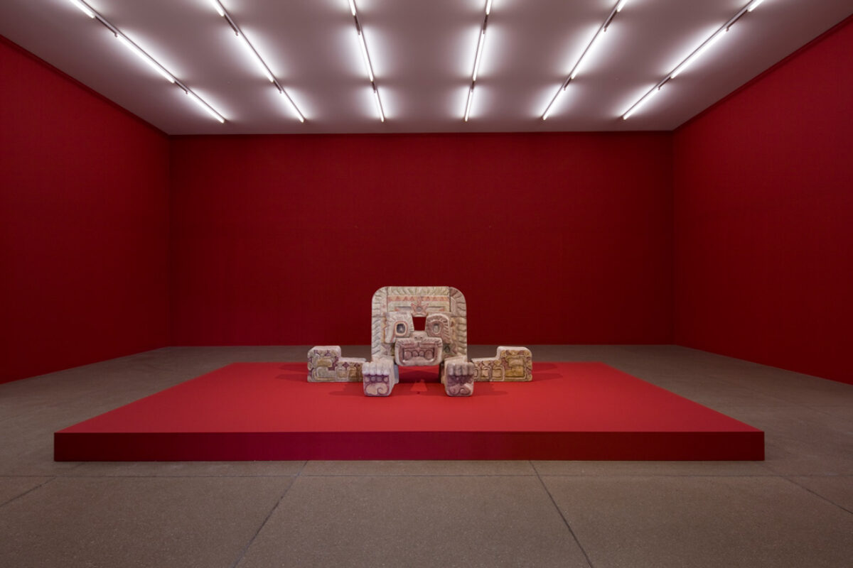 Ausstellungsansicht mit verschiedenen Kunstwerken im Aargauer Kunsthaus