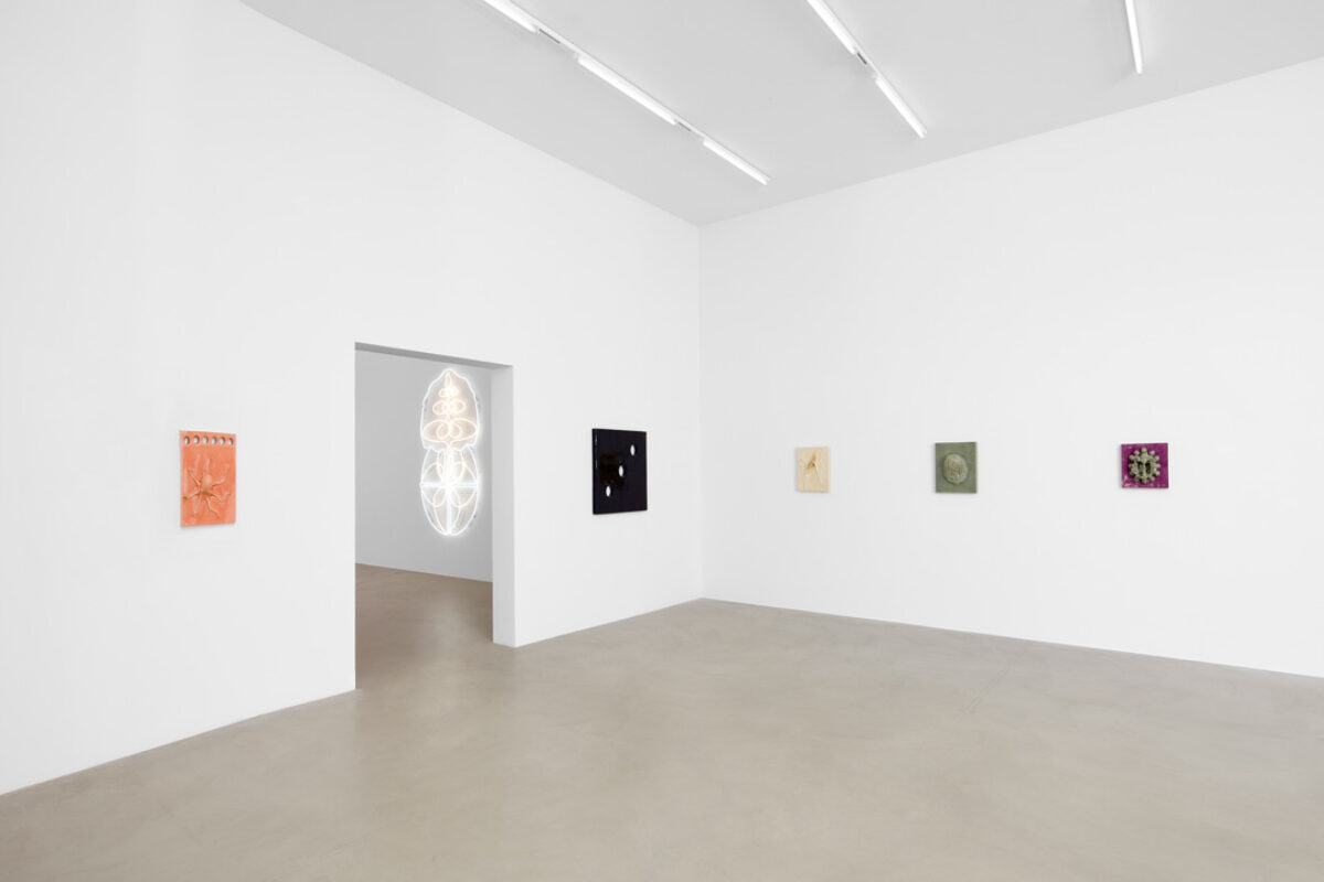 Ausstellungsansicht mit verschiedenen Kunstwerken im Aargauer Kunsthaus