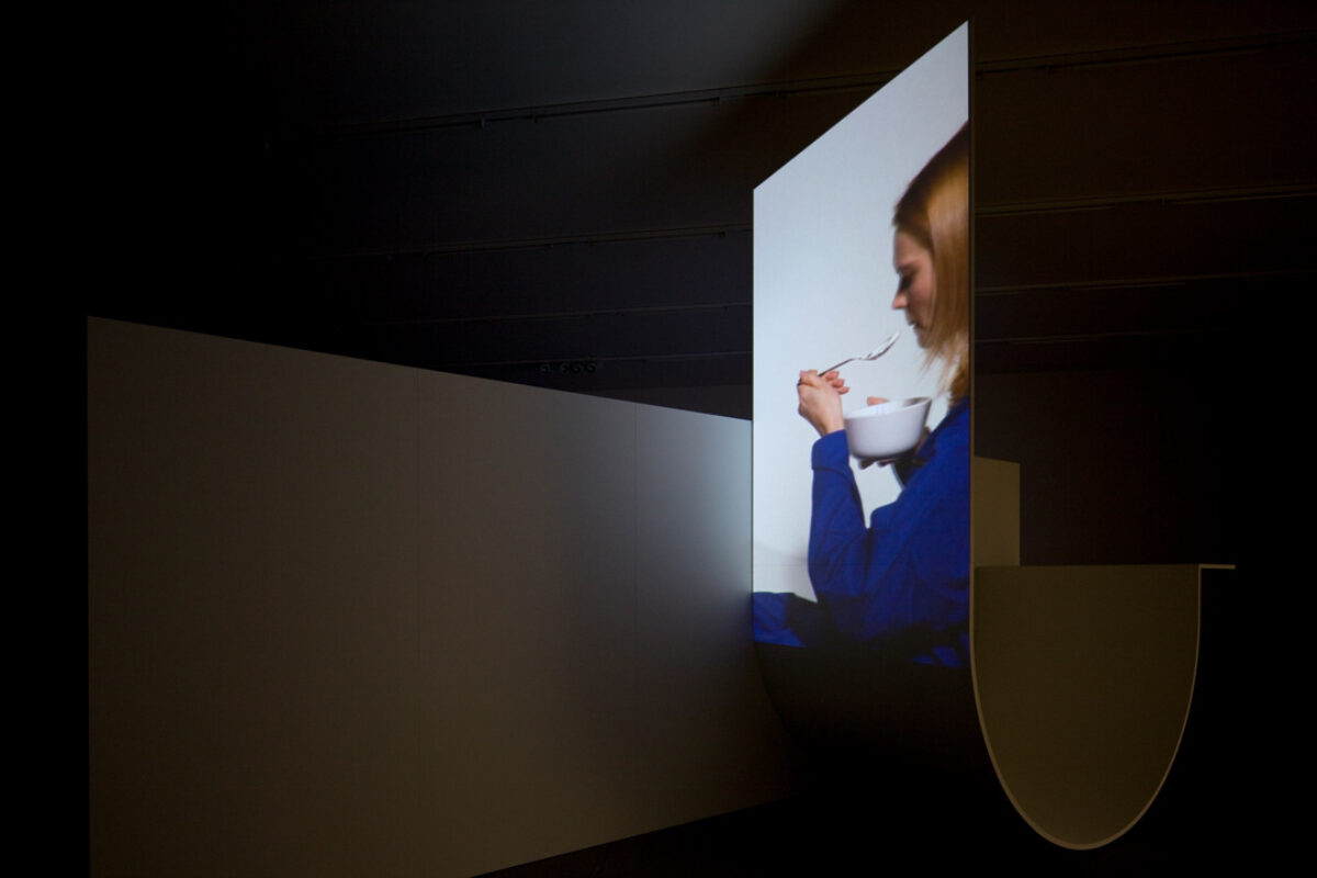 Ausstellungsansicht mit verschiedenen Kunstwerken im Aargauer Kunsthaus