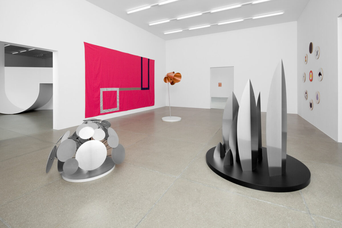 Ausstellungsansicht mit verschiedenen Kunstwerken im Aargauer Kunsthaus