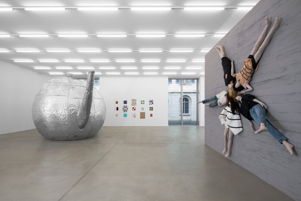 Ausstellungsansicht mit verschiedenen Kunstwerken im Aargauer Kunsthaus