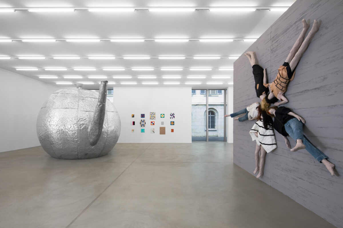 Ausstellungsansicht mit verschiedenen Kunstwerken im Aargauer Kunsthaus