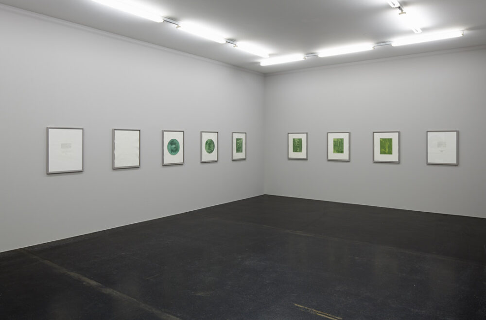 Ausstellungsansicht mit verschiedenen Kunstwerken im Aargauer Kunsthaus