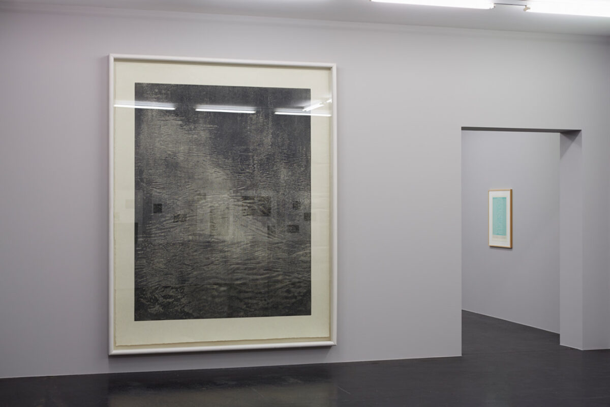 Ausstellungsansicht mit verschiedenen Kunstwerken im Aargauer Kunsthaus