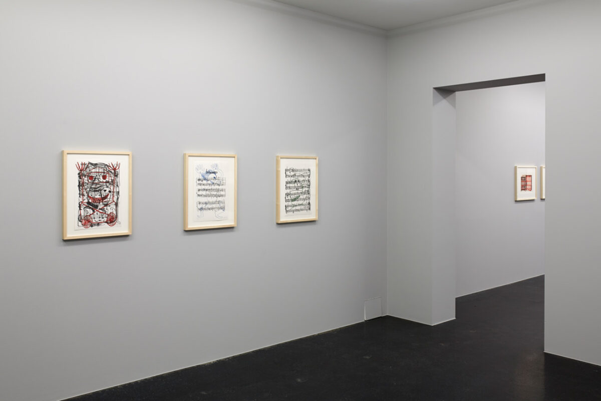 Ausstellungsansicht mit verschiedenen Kunstwerken im Aargauer Kunsthaus