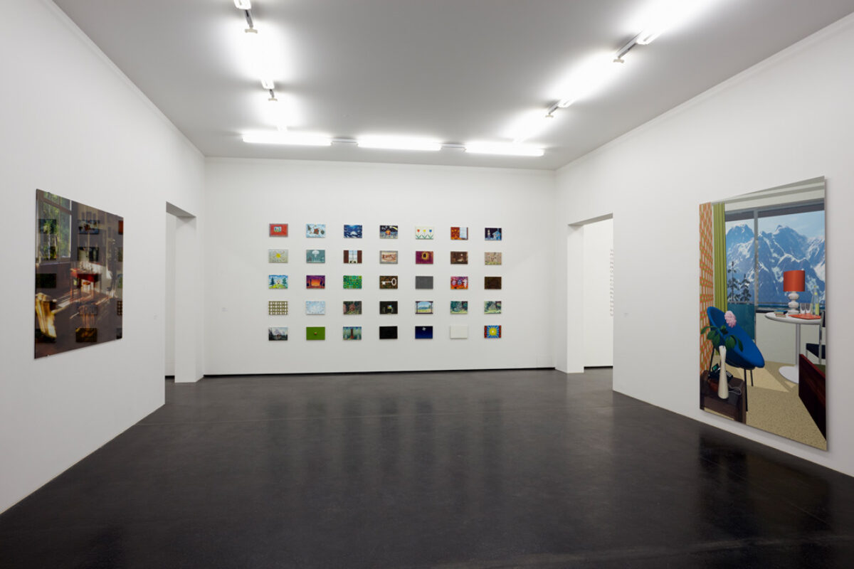 Ausstellungsansicht mit verschiedenen Kunstwerken im Aargauer Kunsthaus