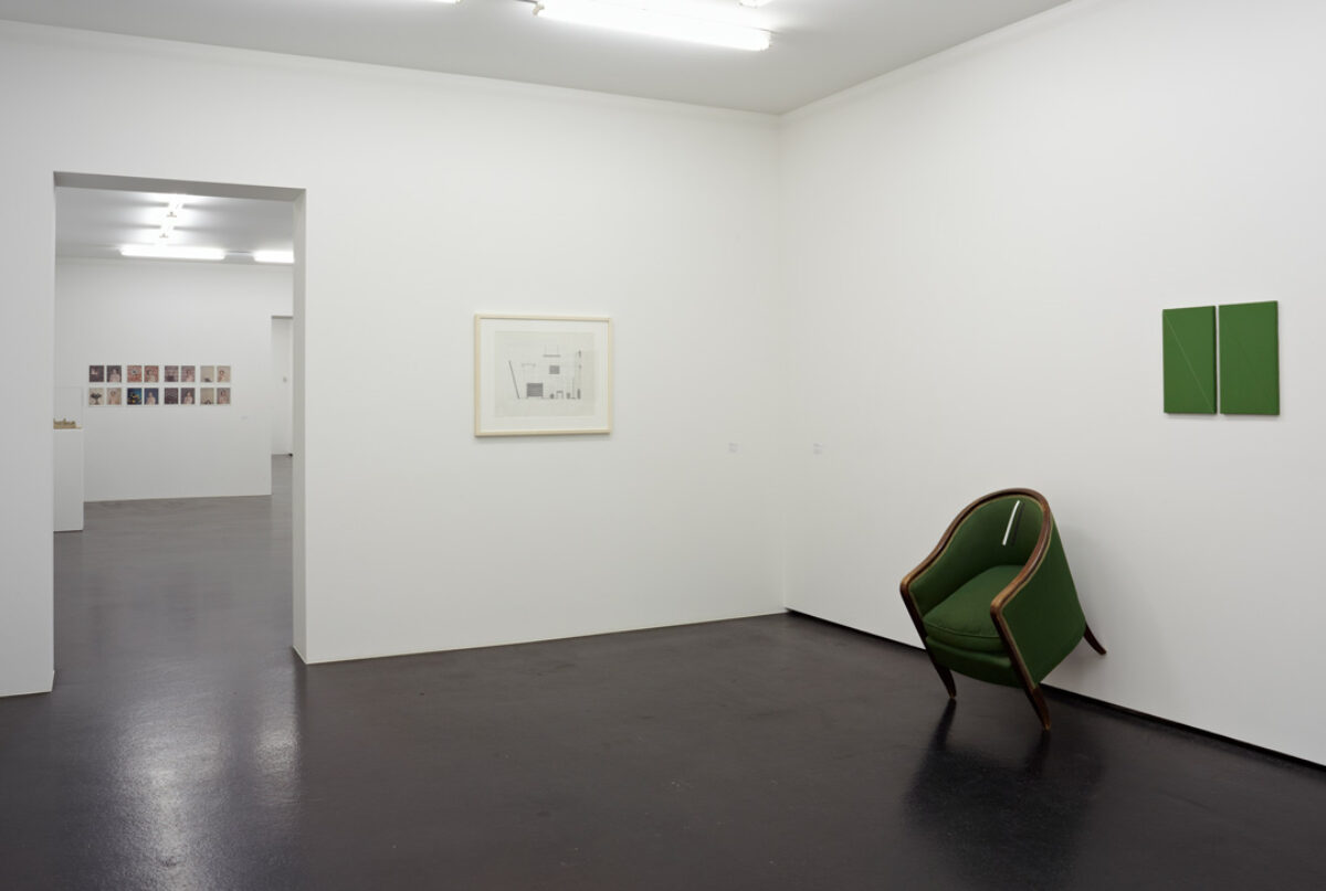 Ausstellungsansicht mit verschiedenen Kunstwerken im Aargauer Kunsthaus