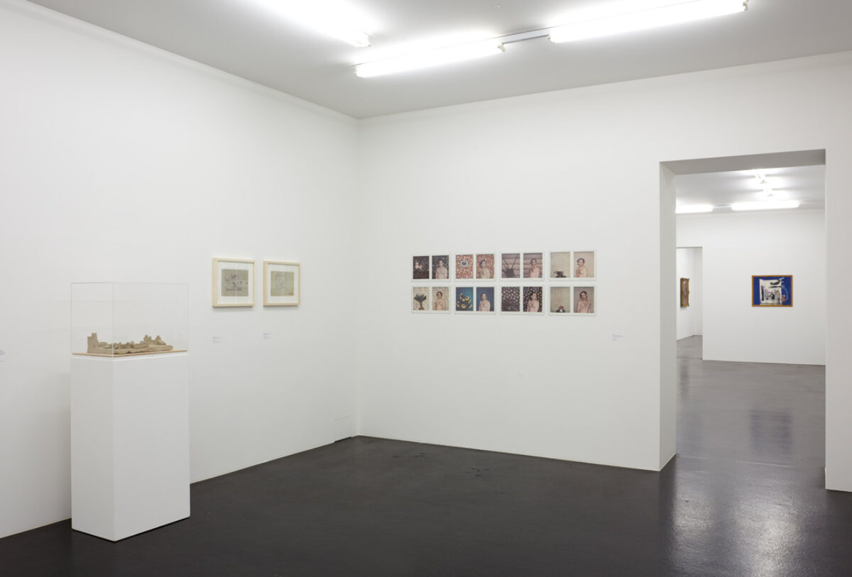 Ausstellungsansicht mit verschiedenen Kunstwerken im Aargauer Kunsthaus