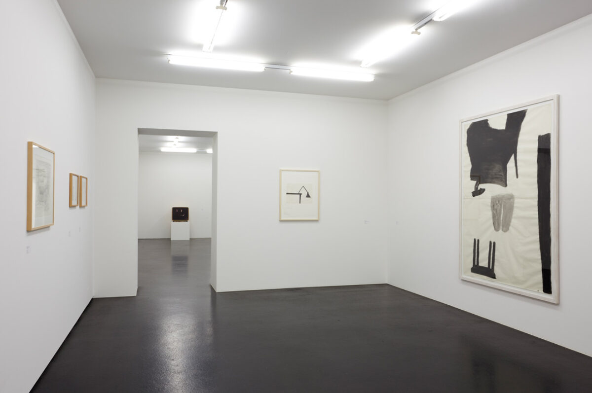 Ausstellungsansicht mit verschiedenen Kunstwerken im Aargauer Kunsthaus