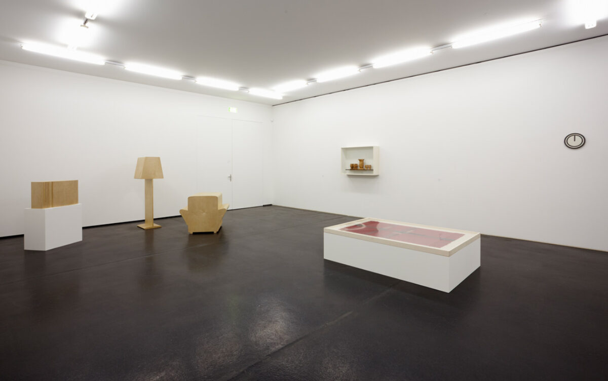 Ausstellungsansicht mit verschiedenen Kunstwerken im Aargauer Kunsthaus